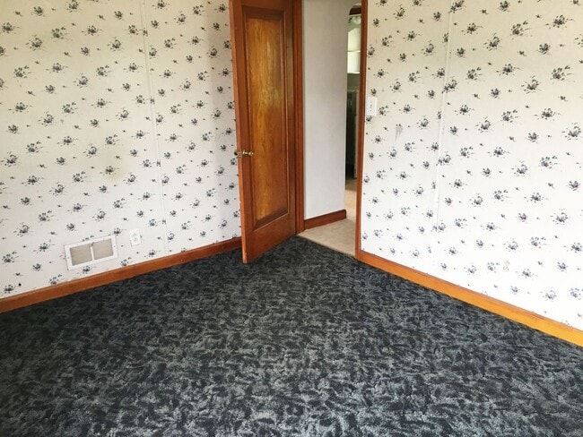 Building Photo - 3 Bedroom, 2 Bath Single Family Home with ...