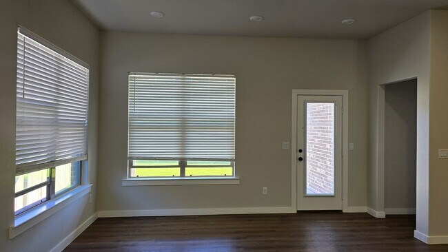 Building Photo - 512 Savannah St