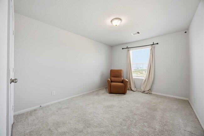 Building Photo - 2402 Mount Dana Dr