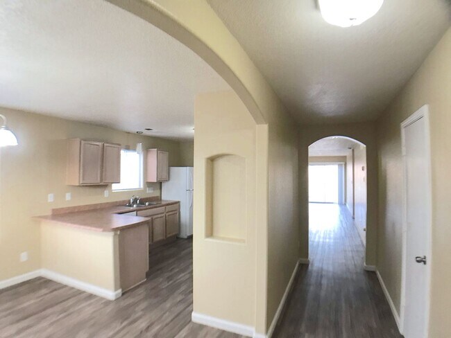 Building Photo - Ventana Ranch 3 bedroom. Newer Flooring! No Carpet. Huge open living space. Great location.