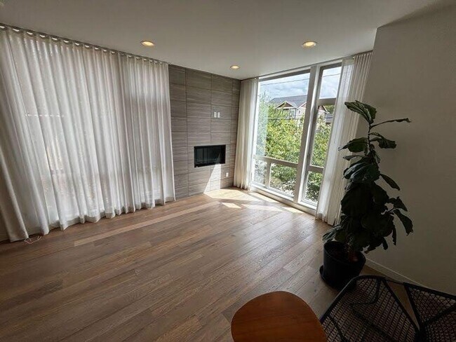 Building Photo - Modern Tri-Story in the heart of Capitol Hill
