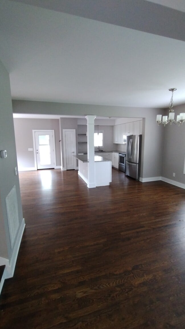Building Photo - 1110 Argyle Ave
