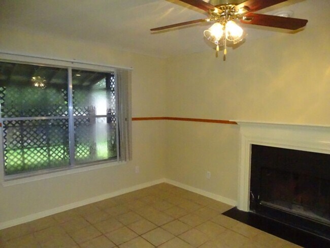 Building Photo - 5907 Deer Lake Dr