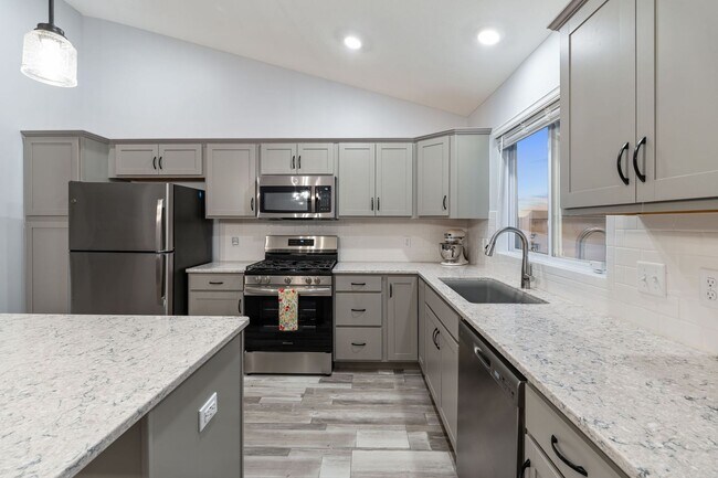 Building Photo - 3 bed, 2 bath home built in 2023