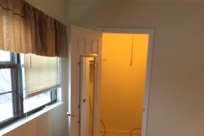 Building Photo - 1964 Crescent Ln