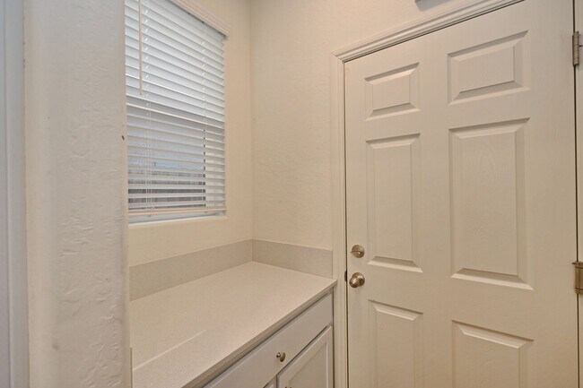 Building Photo - $2,350 Raleigh Dr, 3 Bed, Gated Community, Solar & HOA Pool, Clinton & Armstrong