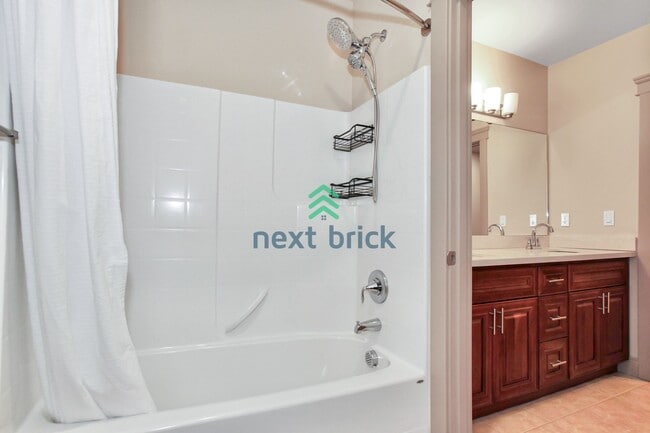 Building Photo - 4 BED & 2.5 BATH TOWNHOUSE FOR RENT