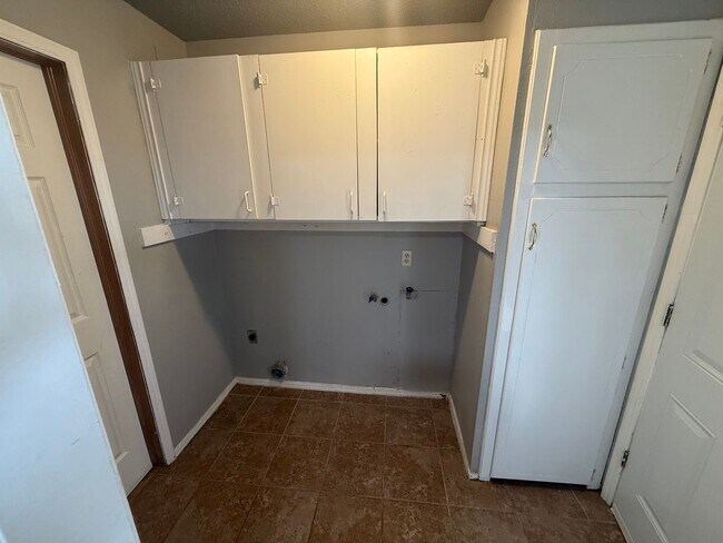 Building Photo - 2 bed , 1 and a 1/2 bath, garage conversion with two living rooms and a storage space! Moore scho...