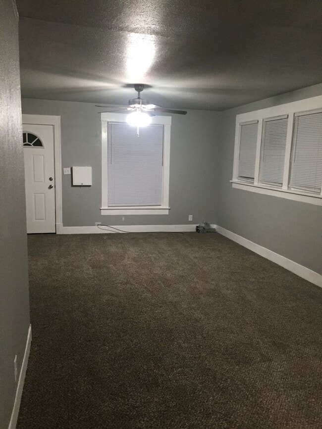 Building Photo - 1123 W Maple Ave