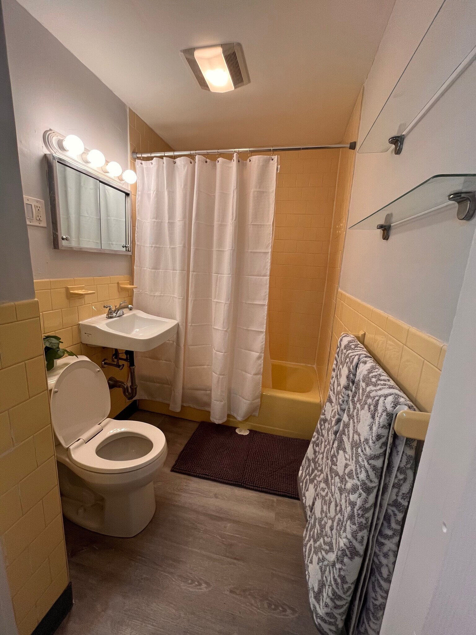 Bathroom - 36 Loker St