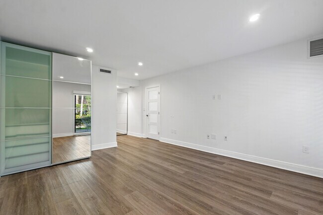 Building Photo - 3605 S Ocean Blvd