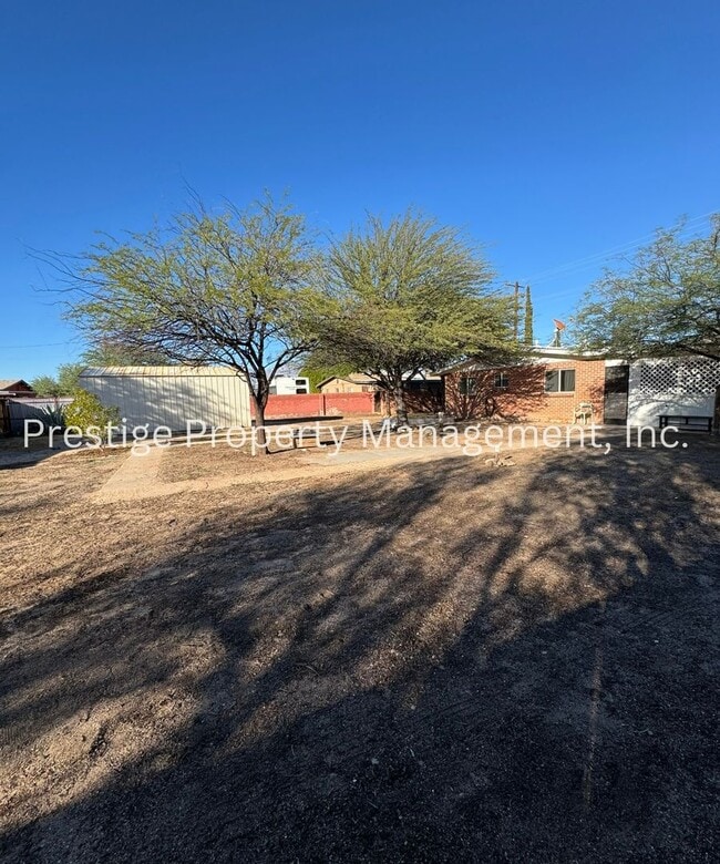 Building Photo - Centrally located 4/2.5 Brick House!!!
