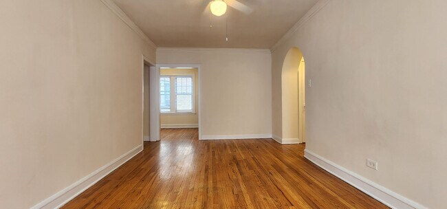 Building Photo - Spacious Belmont-Cragin One Bed/One Bath - Cats welcome! **Income Guidelines Apply**