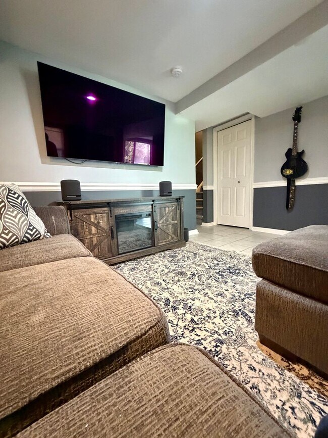 Building Photo - Stunning 3-Bedroom Townhome Nestled in Andorra Woods! Available mid-August!