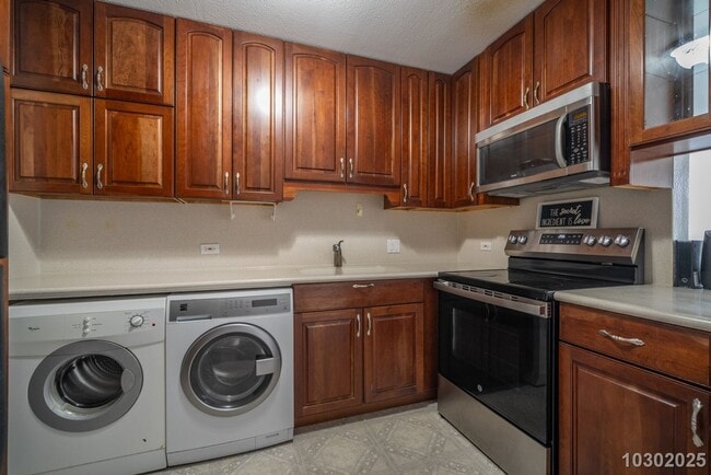 Building Photo - Move-In Ready 1-Bedroom 1 Bath Condo in Ce...