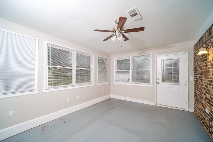 Building Photo - 121 Greenwood Cir