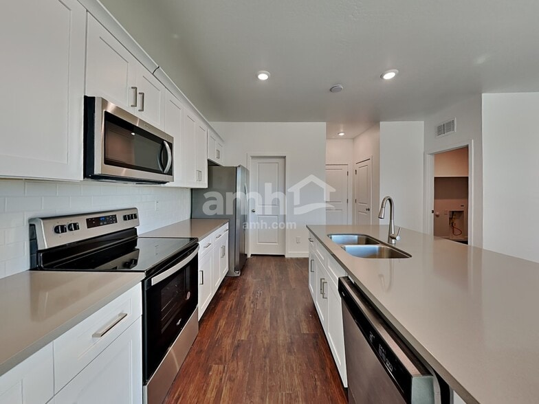 Building Photo - 9337 W Barcelona St