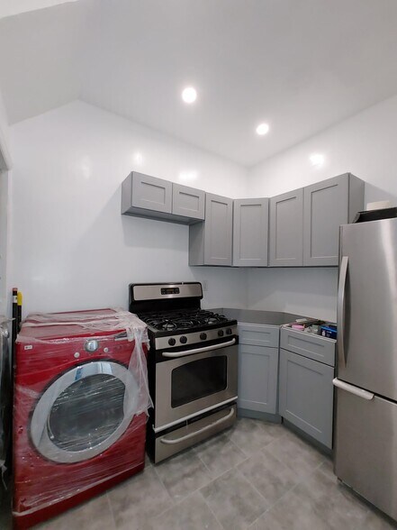 Washer/dryer in apt - 143 Danforth Ave