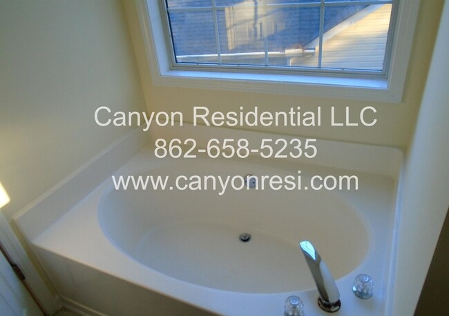 Building Photo - Beautiful 3b Room!Move in ready!