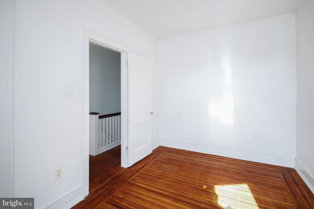 15_MID_ROOM_1 - 6212 Webster St