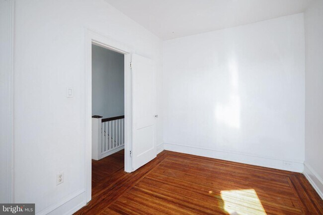 15_MID_ROOM_1 - 6212 Webster St