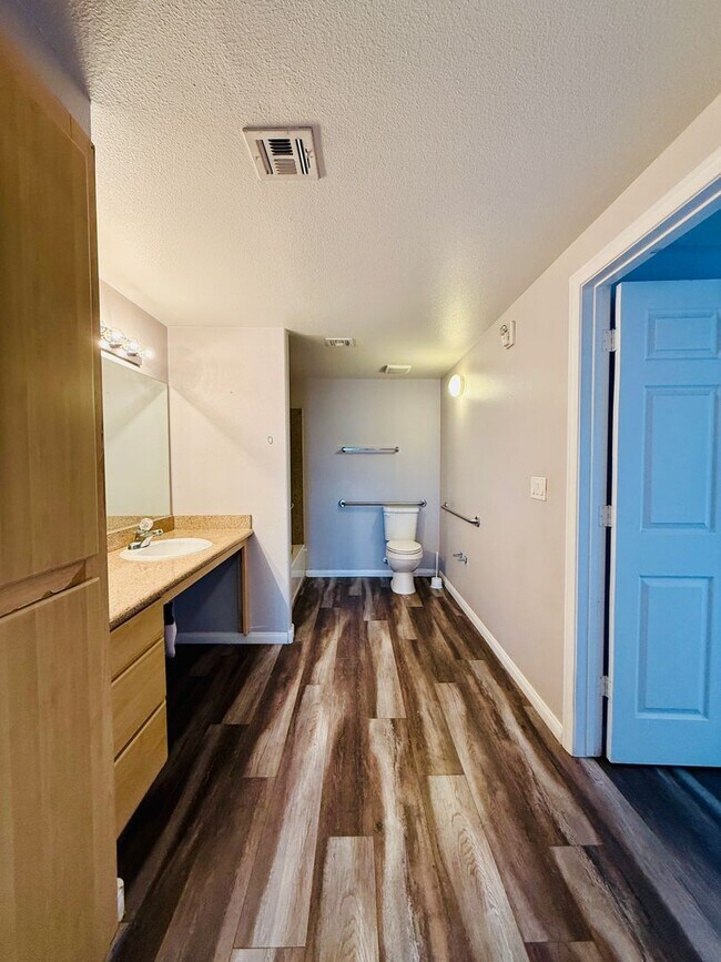 Building Photo - Beautiful, modern ground-floor 1 bed/1 bath condo in a gated SW community!