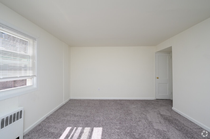 2BR, 1BA Deluxe - 830SF - Penzel Manor