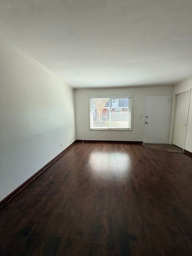 Building Photo - Spacious 3 bedroom 2 bath townhome with 2 ...