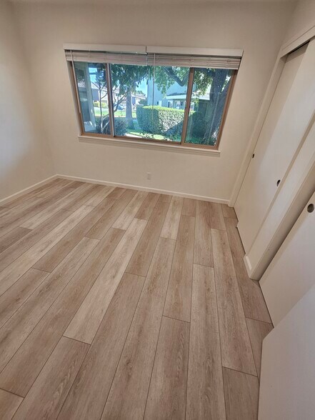 Right bedroom - 4380 Diamond St