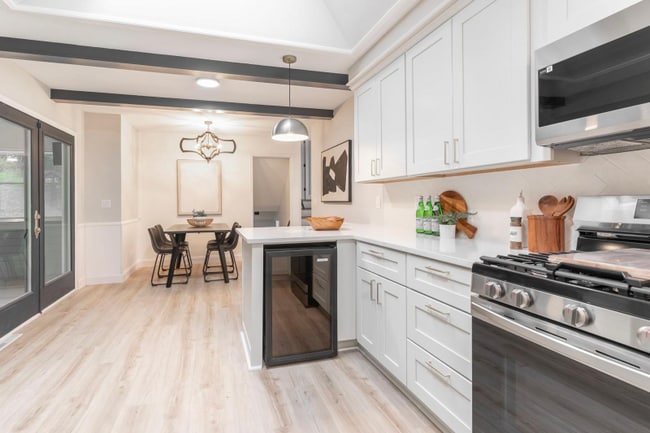 Building Photo - 9919 brookside