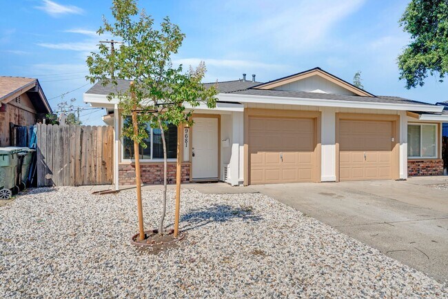 Building Photo - Updated Orangevale Duplex with Private Yard and Garage!