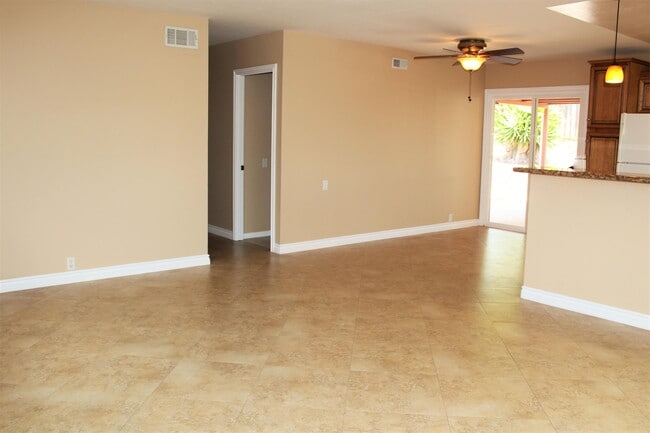 Building Photo - 2750 Dahlia Ave