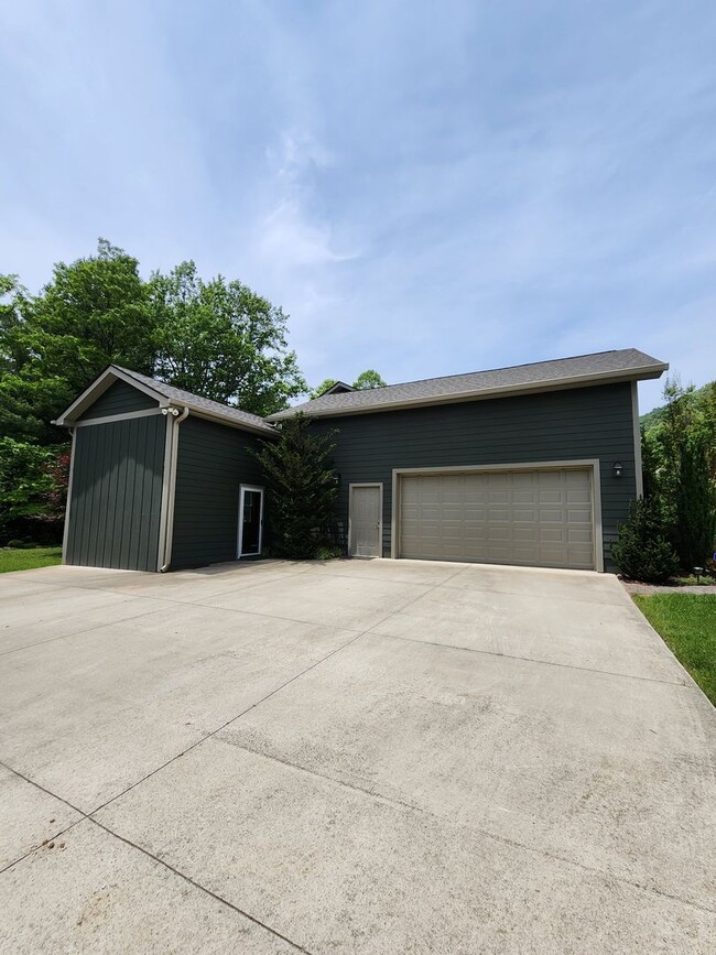 Building Photo - Beautiful East Asheville Long Term Rental ...