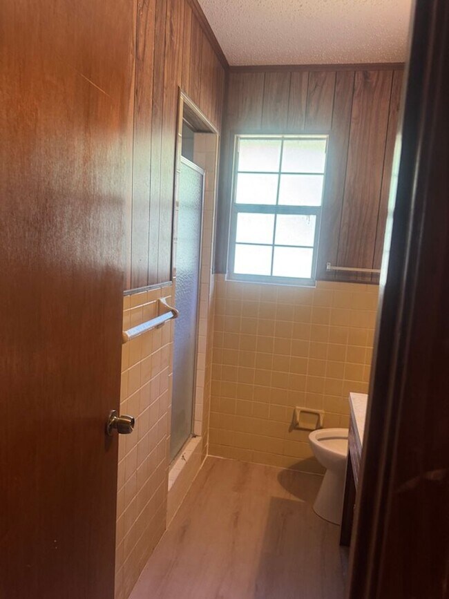 Building Photo - Middle of Town