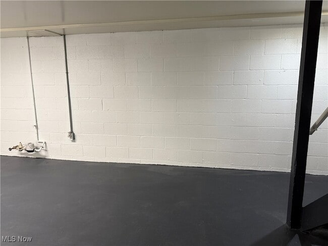 Building Photo - 195 Surrey Ln