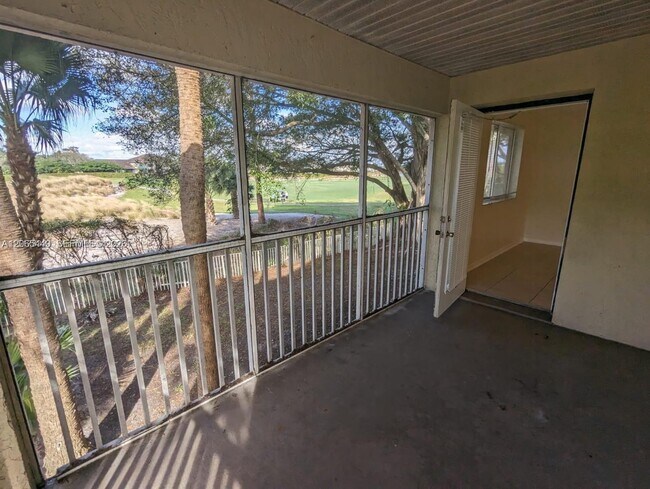 Building Photo - 15201 Glenmoor Dr