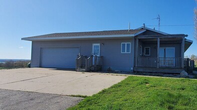 Building Photo - LARGE HOME WITH BEAUTIFUL VIEWS OF BOTH GRAND TRAVERSE BAYS