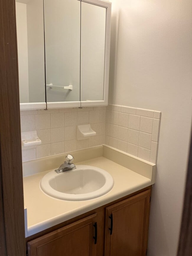 Building Photo - 2 Bedroom Townhome, Quiet Neighborhood!