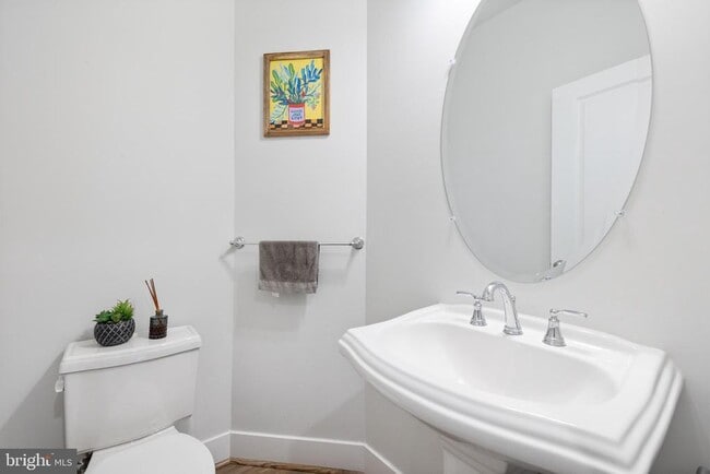 Building Photo - 5056 Oakmoore Dr