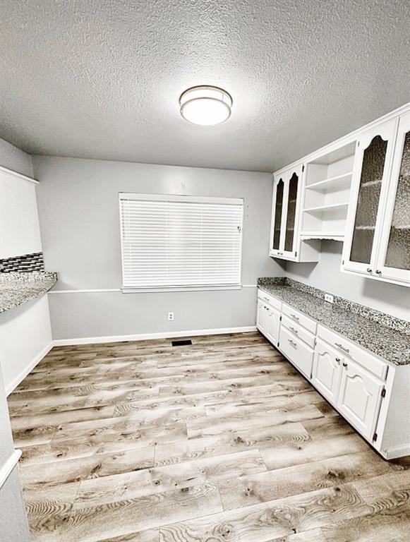 Building Photo - 3215 Oakwood Dr