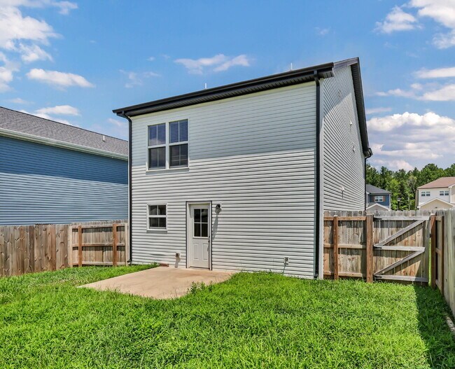 Building Photo - Beautiful 3-bed, 2.5-bath home with a bright, open floor plan.
