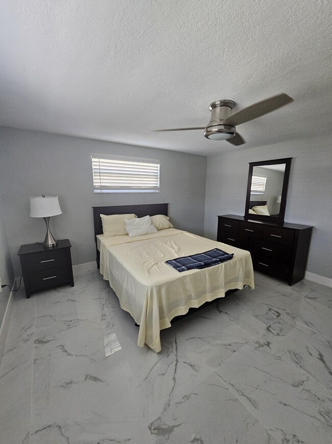 Building Photo - 2 bed, 2 bath waterfront retreat!