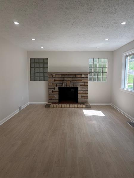 Building Photo - 306 Valley Dr