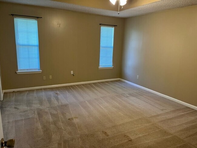 Building Photo - Spacious 4bedroom/2 bathroom home
