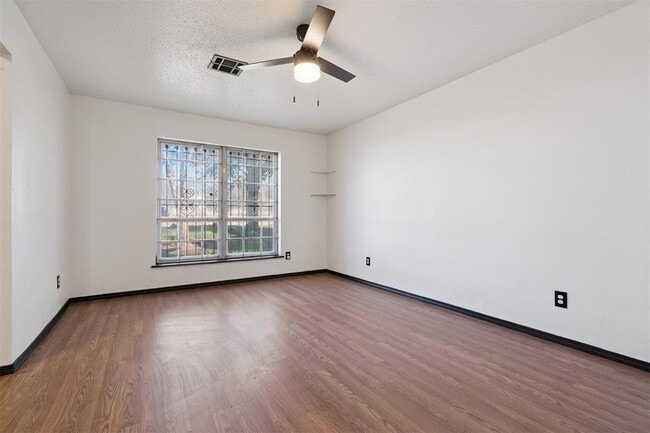 Primary Photo - 1420 NE 8th St