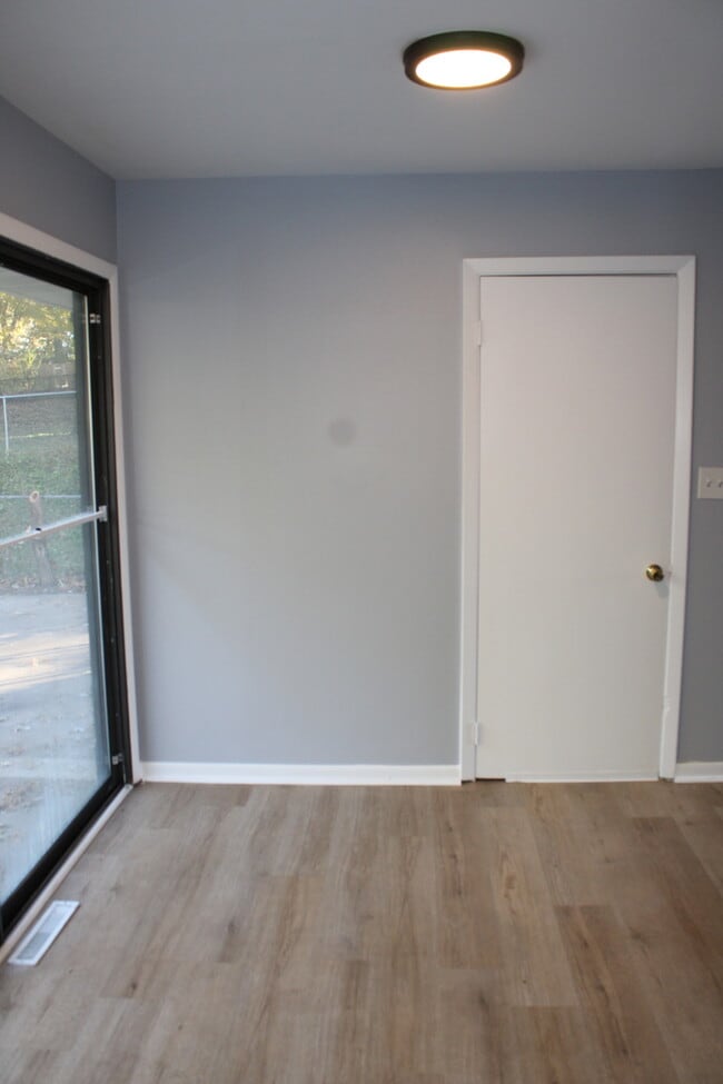 Building Photo - Spacious 3 bedrooms and 2 bath with vanity...