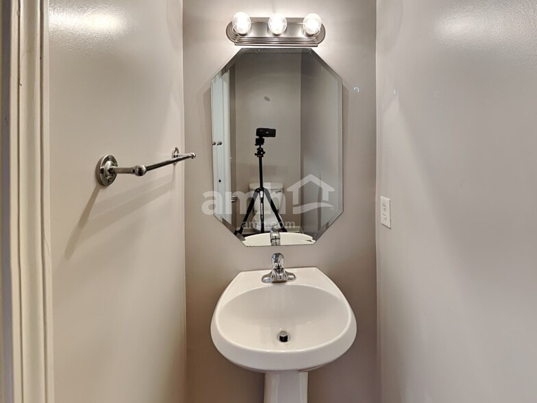 Building Photo - 2021 Sonoma Valley Dr