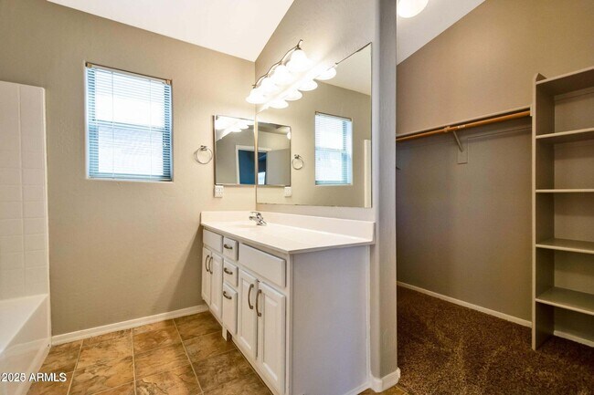 Building Photo - 1228 E Elm Rd