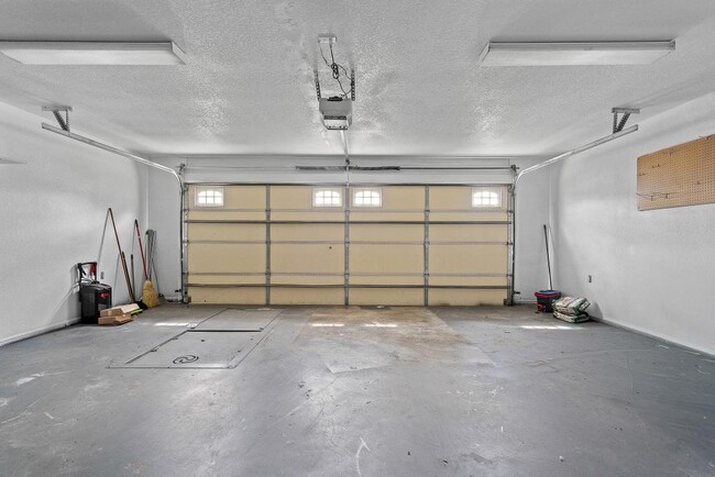 Building Photo - 1717 Red Oak Dr