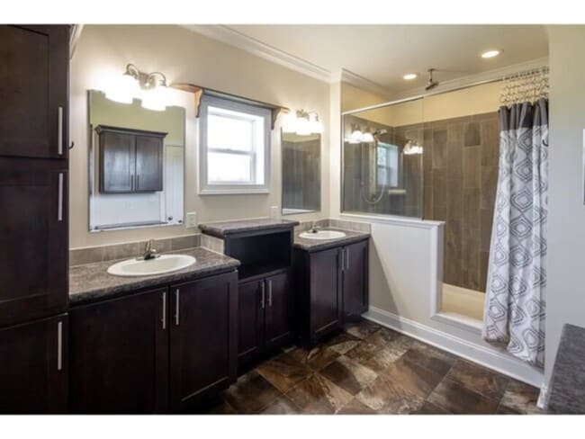 Building Photo - 3 Bedroom 2 Bathrooms for Rent